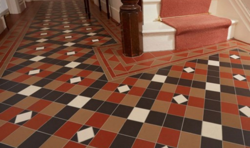 What difference does choosing slightly patterned tiles make in hiding minor day-to-day dust
