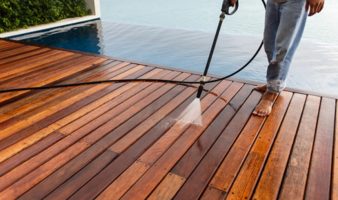What difference does sweeping and keeping balcony floors dry make to preventing slippery algae?